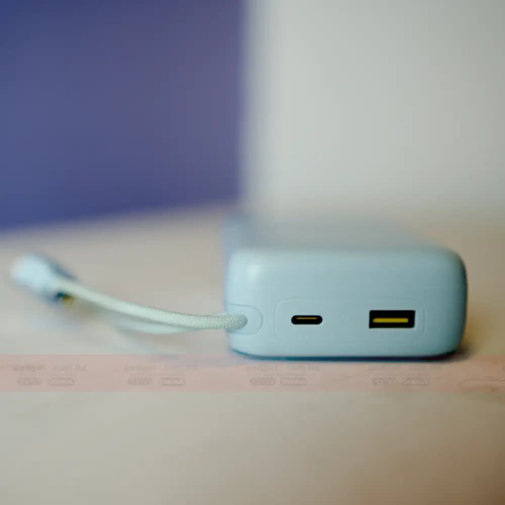 Close-up of Baseus FC11 built-in Type-C and Lightning cables