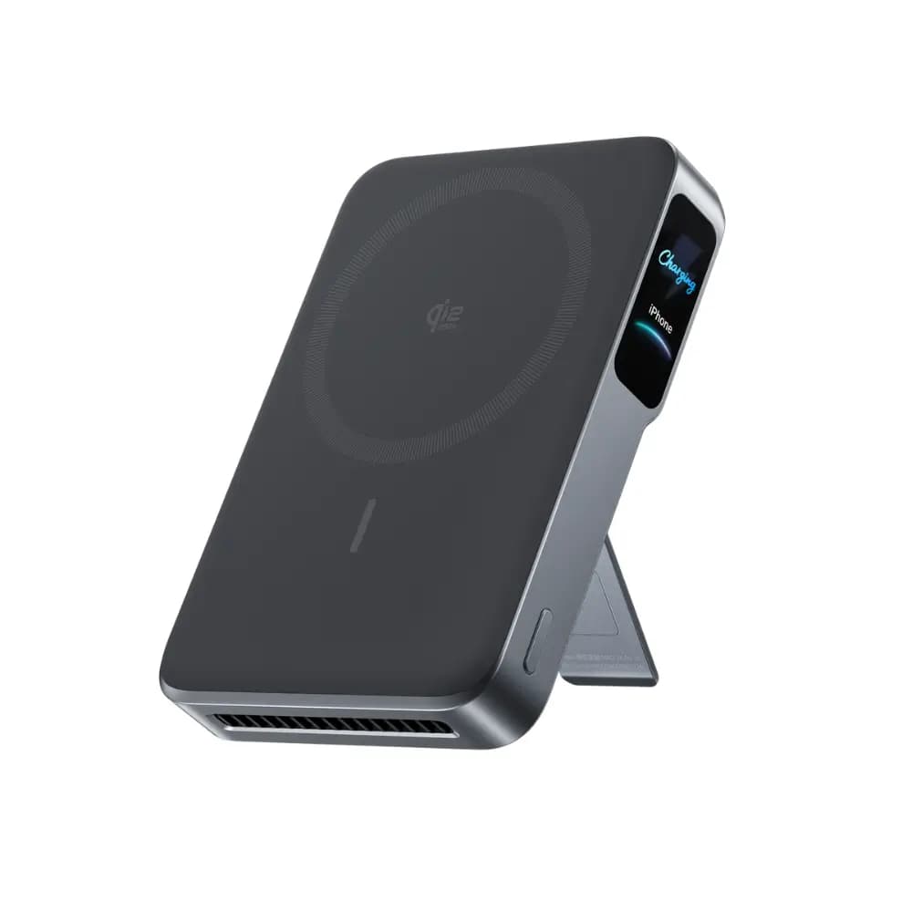 Smart display screen showing battery status on power bank